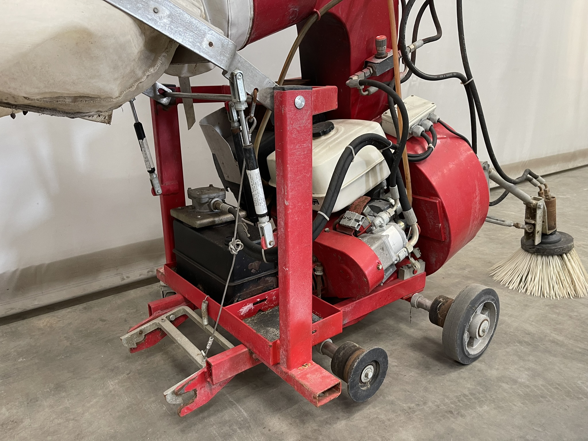 Leaf vacuum pipe rail trolley