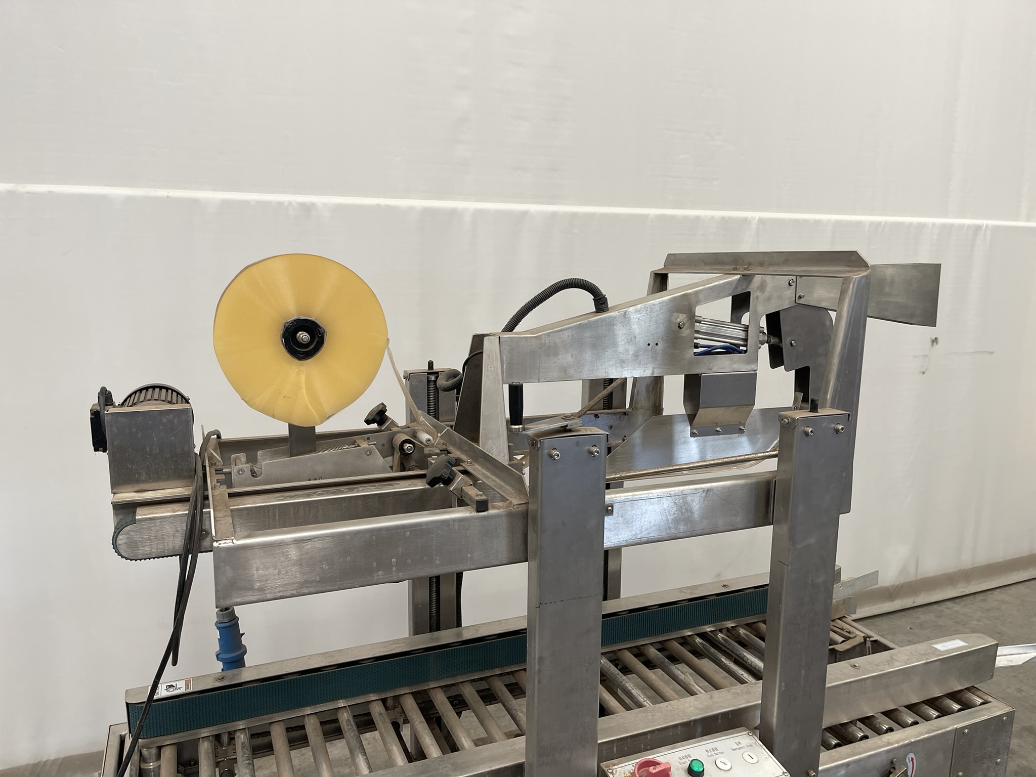 Packaging Equipment box closer