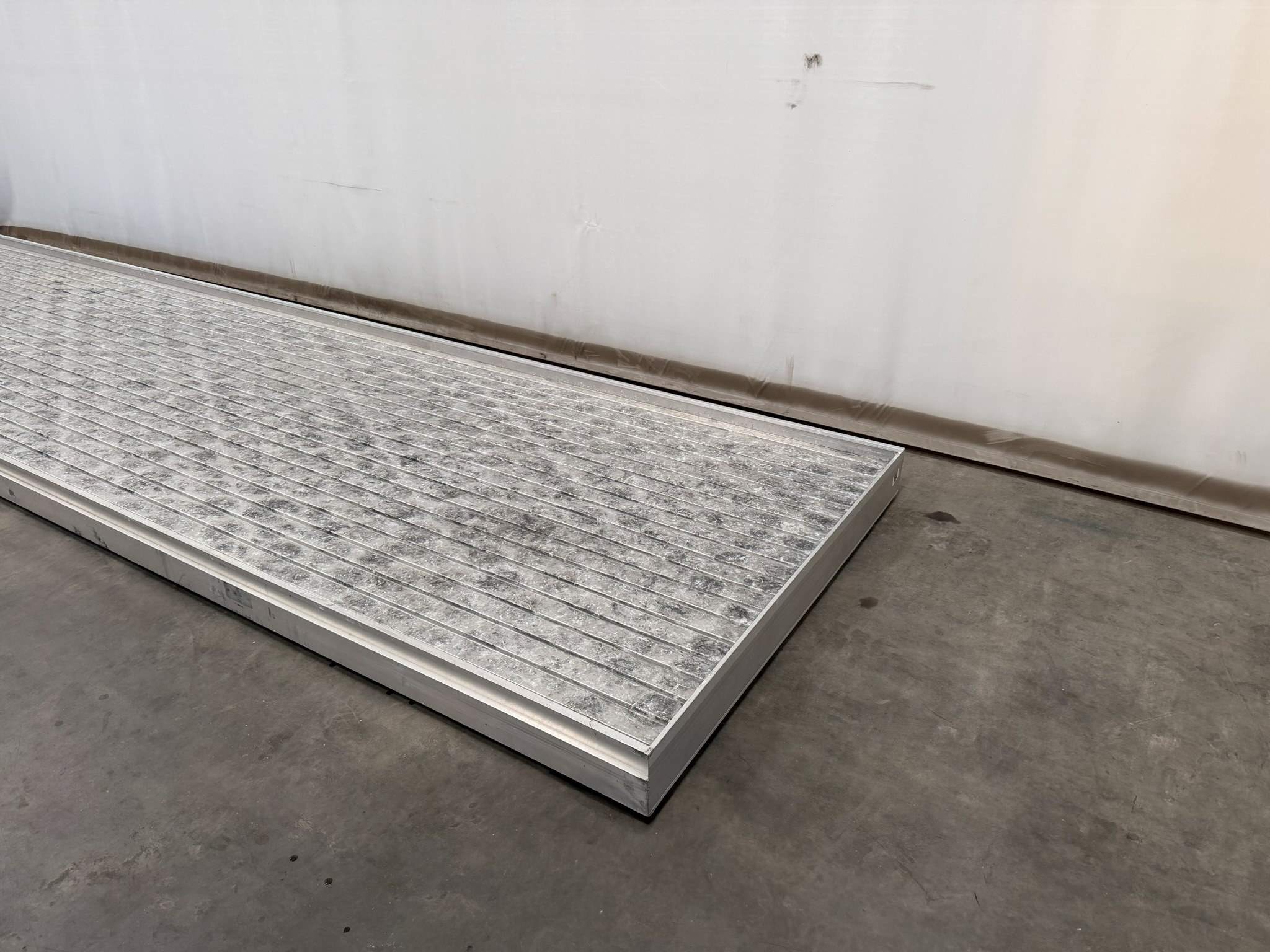 Aluminum mobile container with aluminium eb and flow bottom