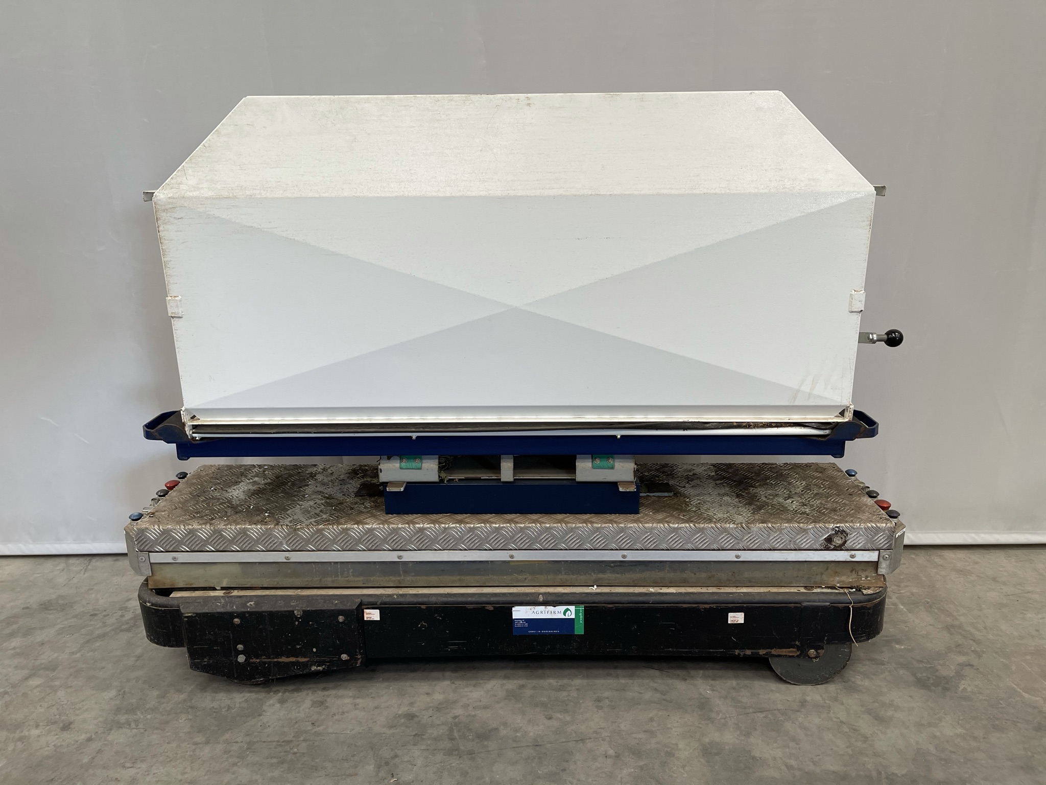 aerial work platforms including harvest bin