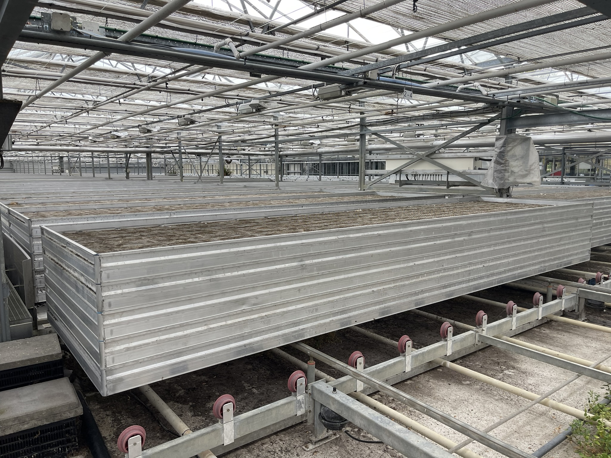 Aluminium mobile containers with mesh bottom