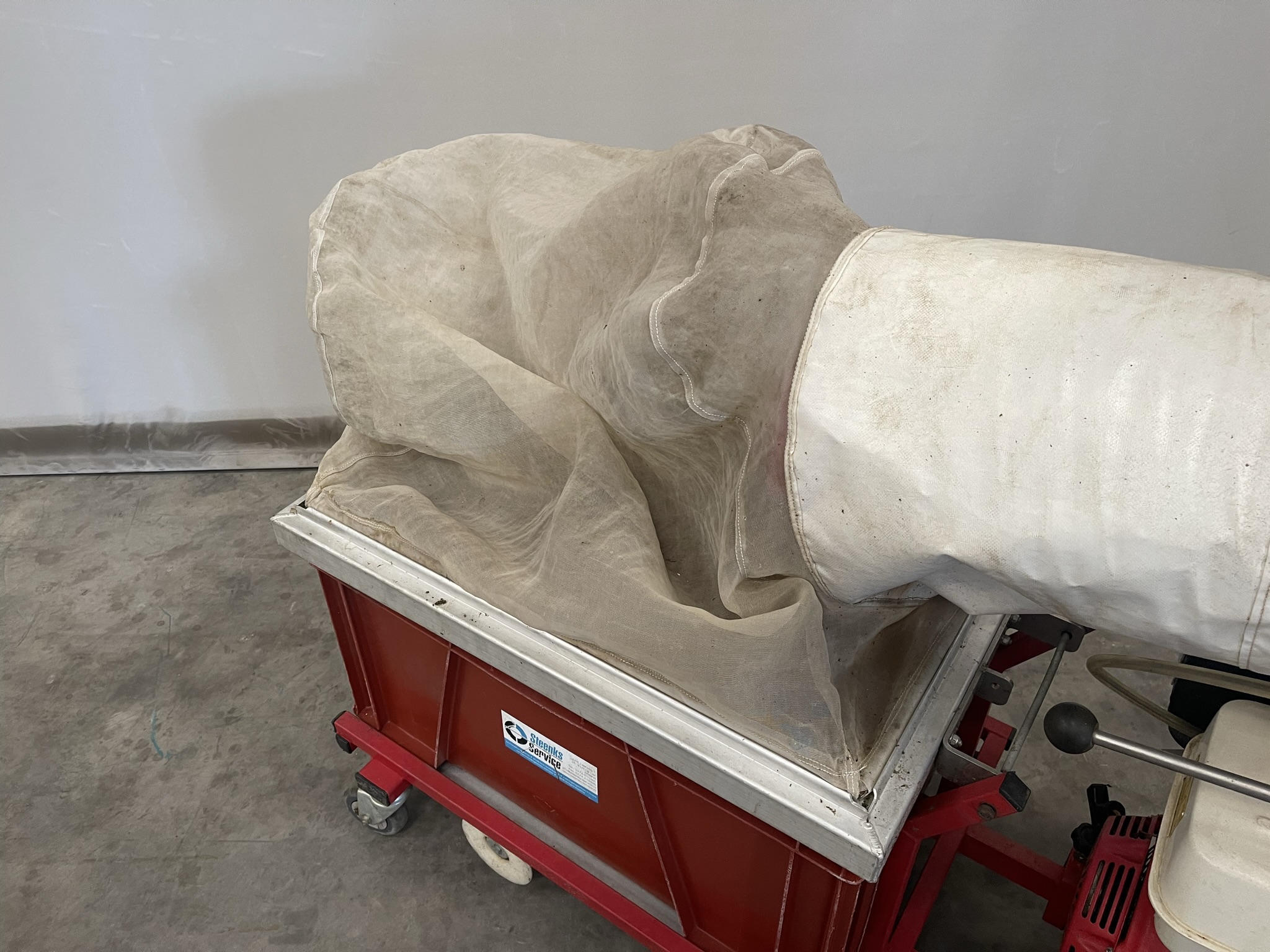 Leaf vacuum pipe rail trolley