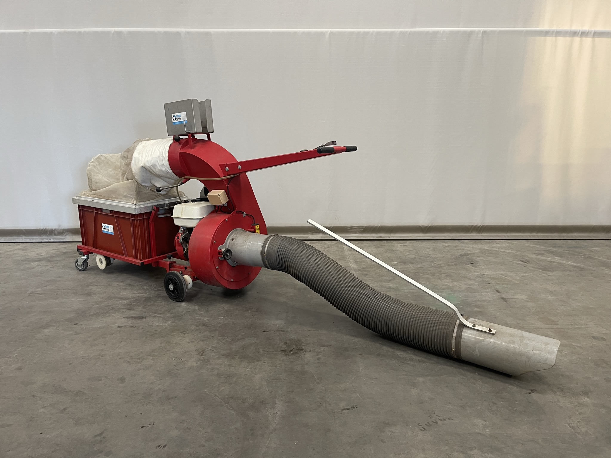 Leaf vacuum pipe rail trolley