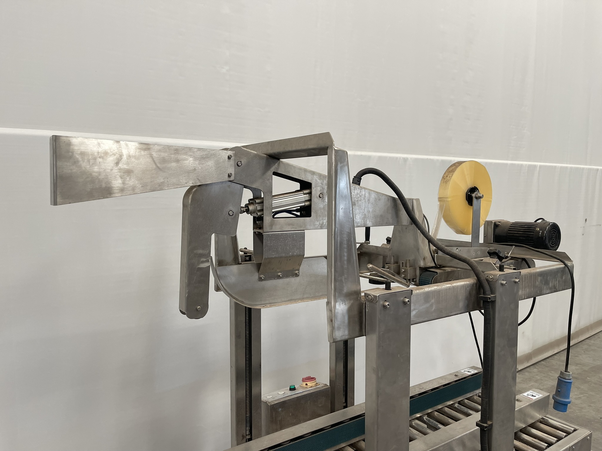 Packaging Equipment box closer