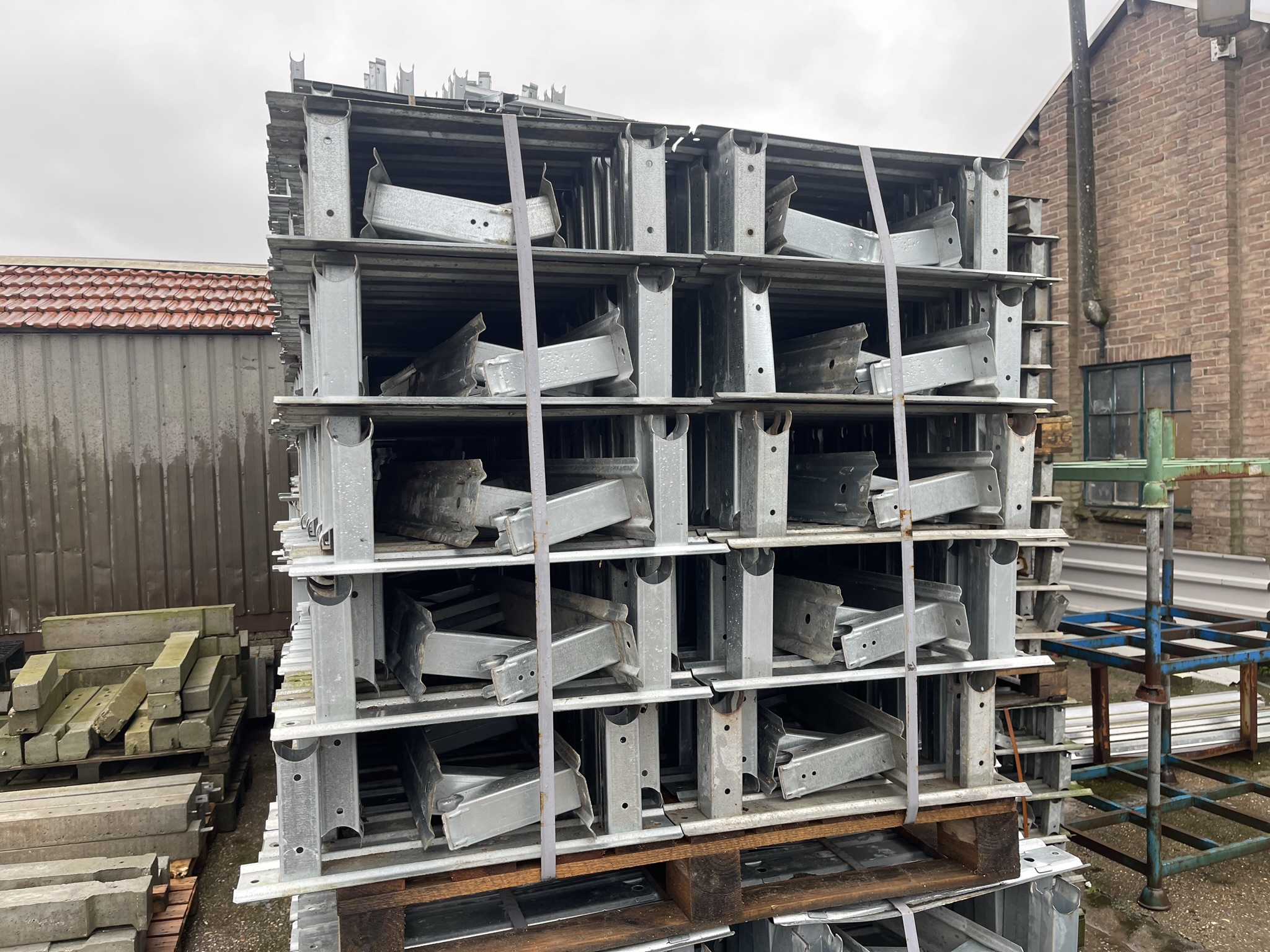 Pipe rail supports clamped 150 mm