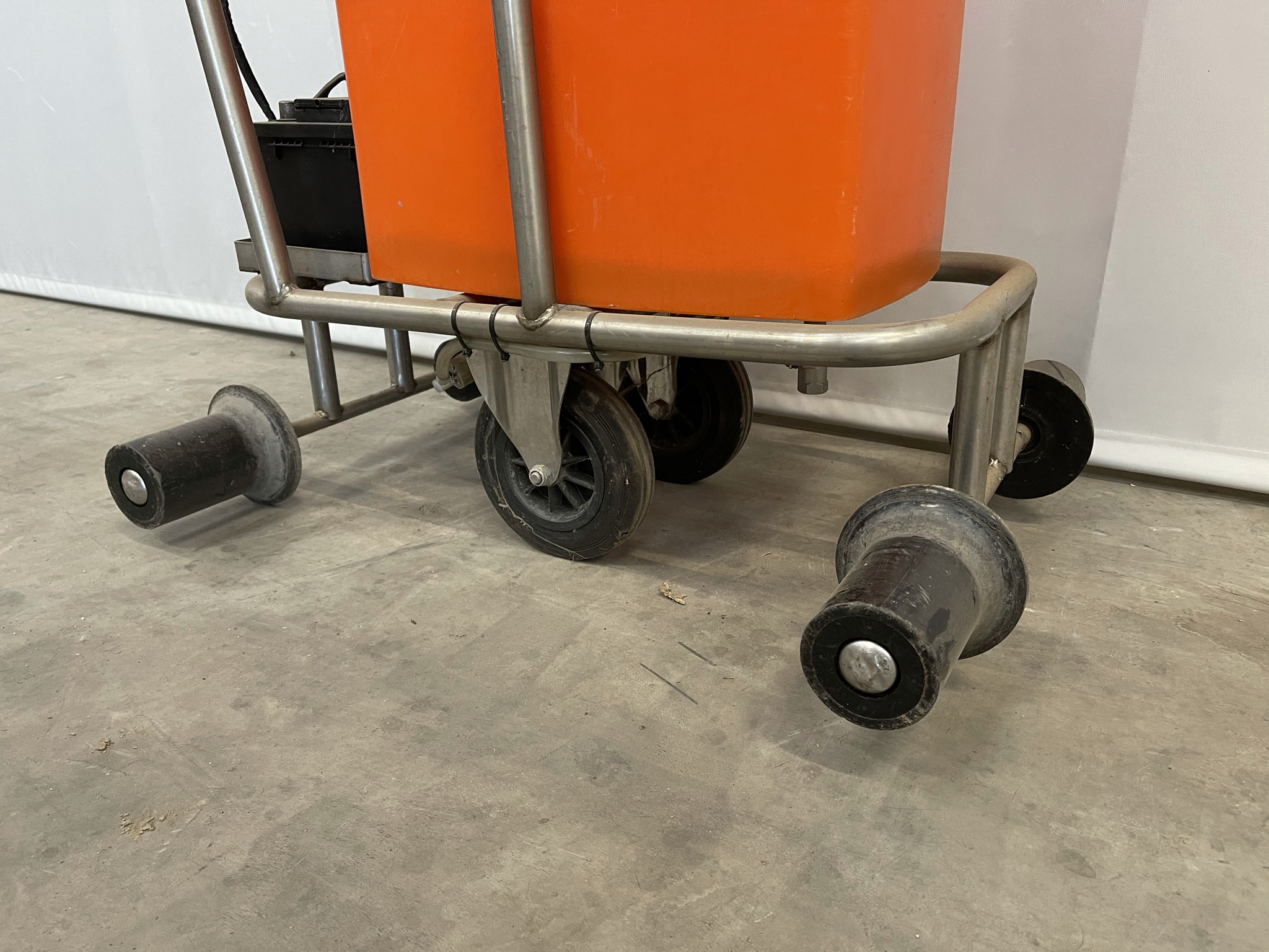 Pipe rail spray cart