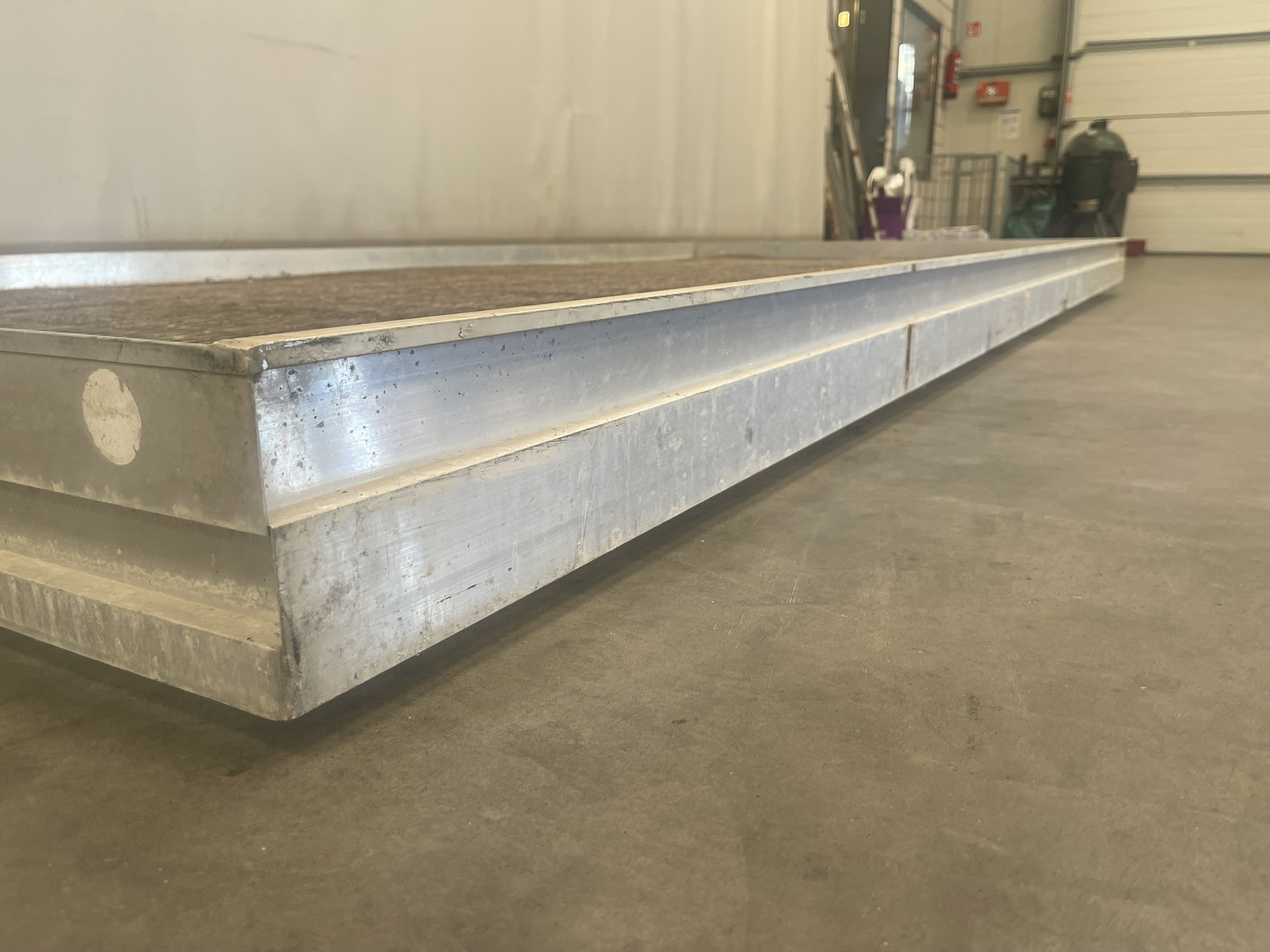 Aluminum rolling containers with mesh bottom