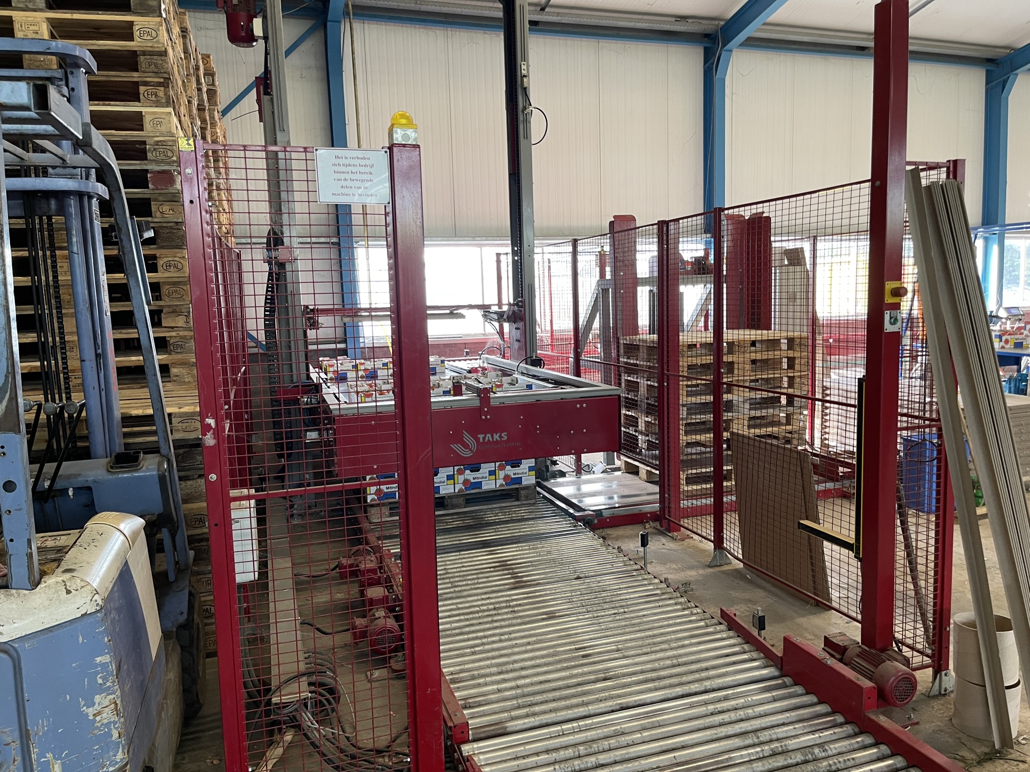 Complete Taks TTS vine tomato processing system + palletizing installation