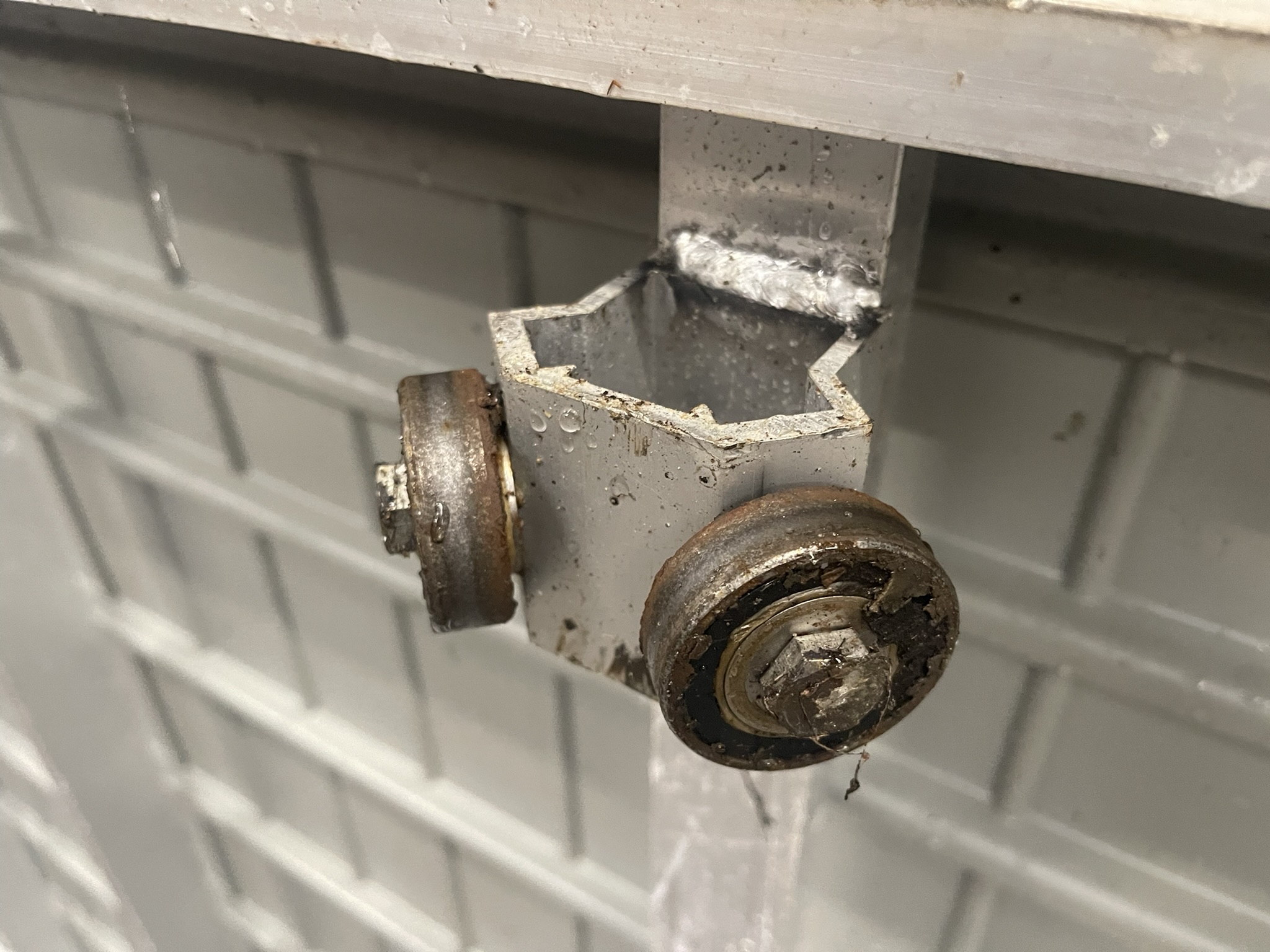 Aluminium rolcontainers with plastic ebb and flowbottom