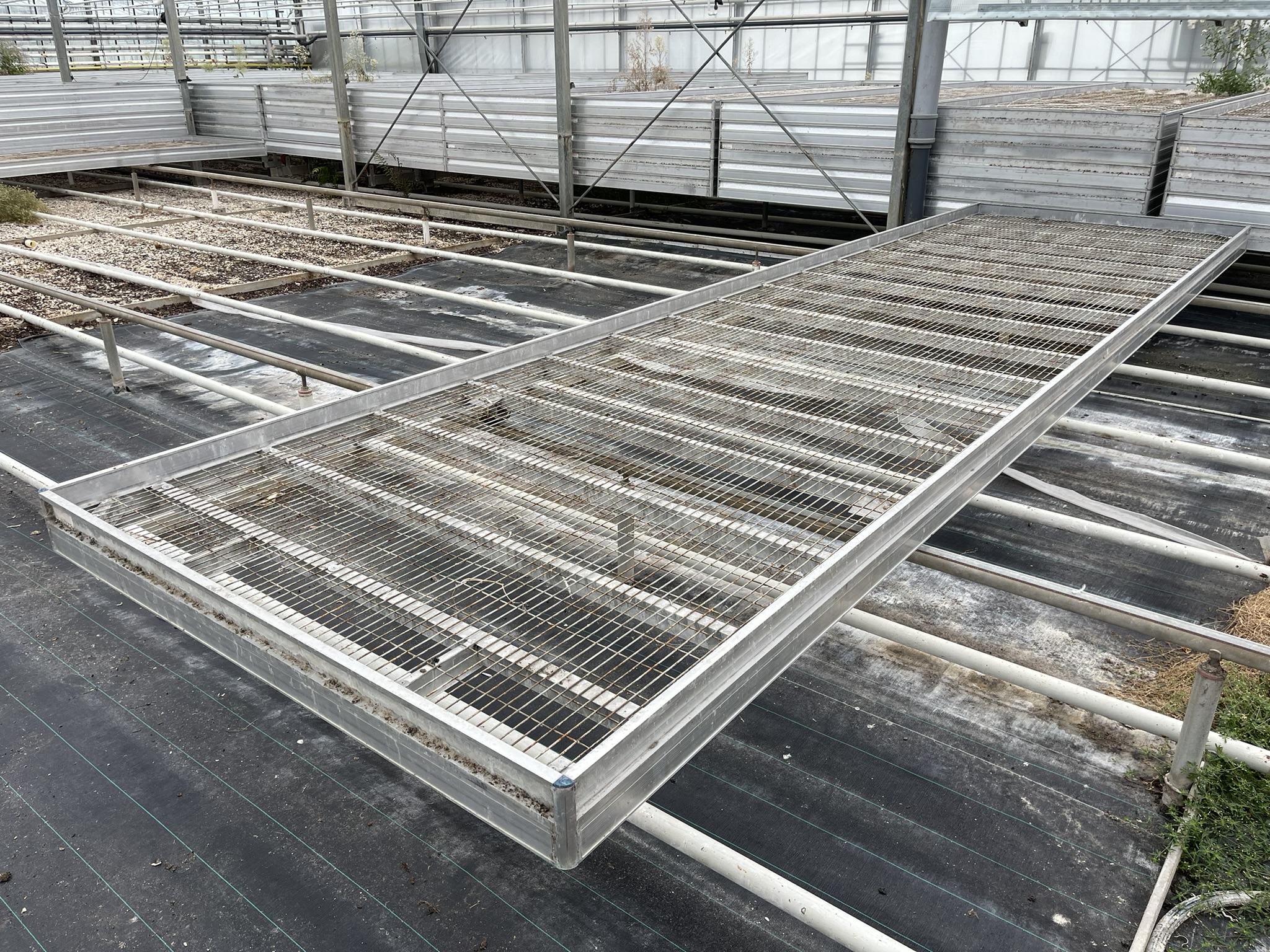 Aluminium mobile containers with mesh bottom