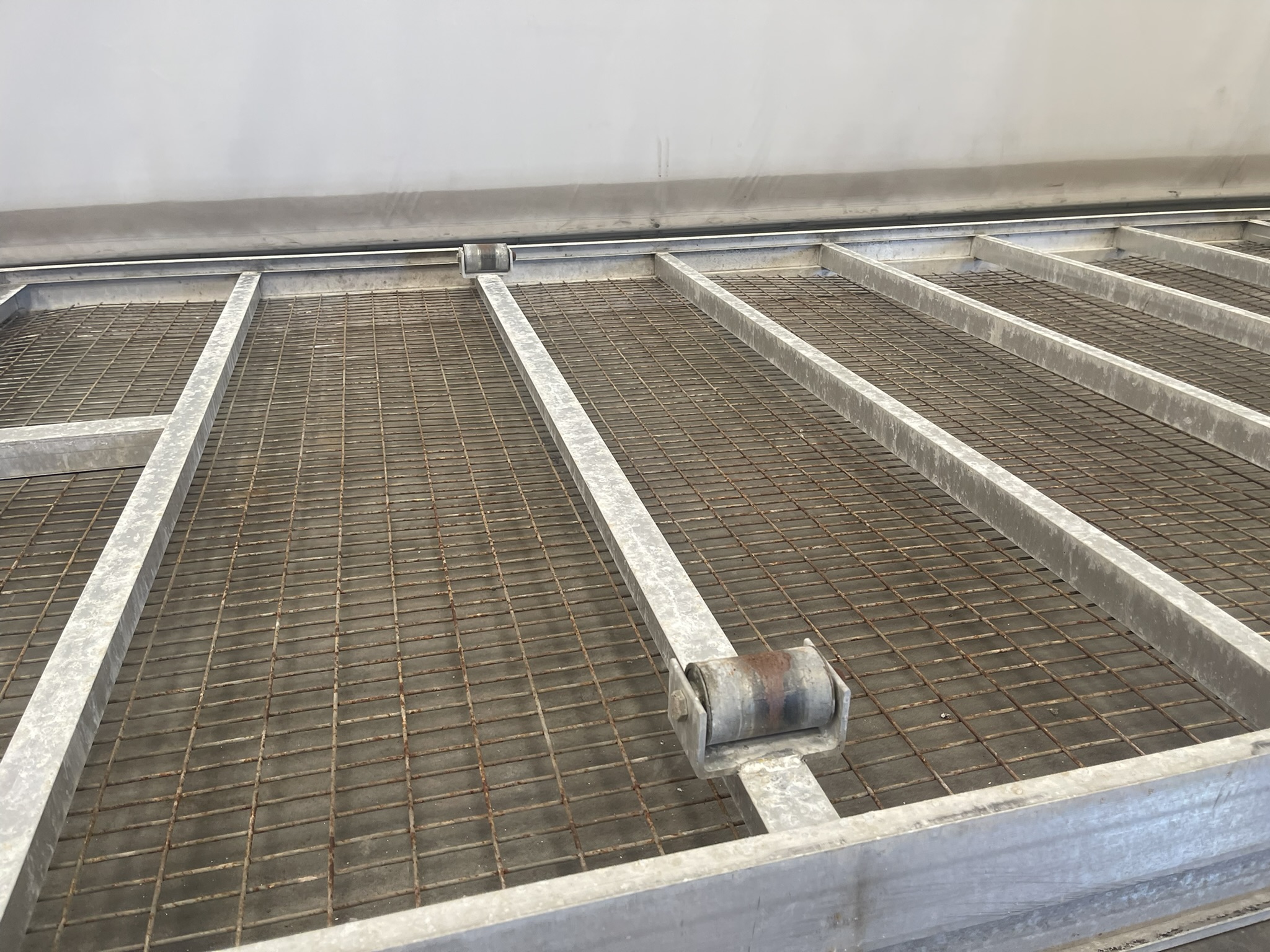 Aluminum rolling containers with mesh bottom