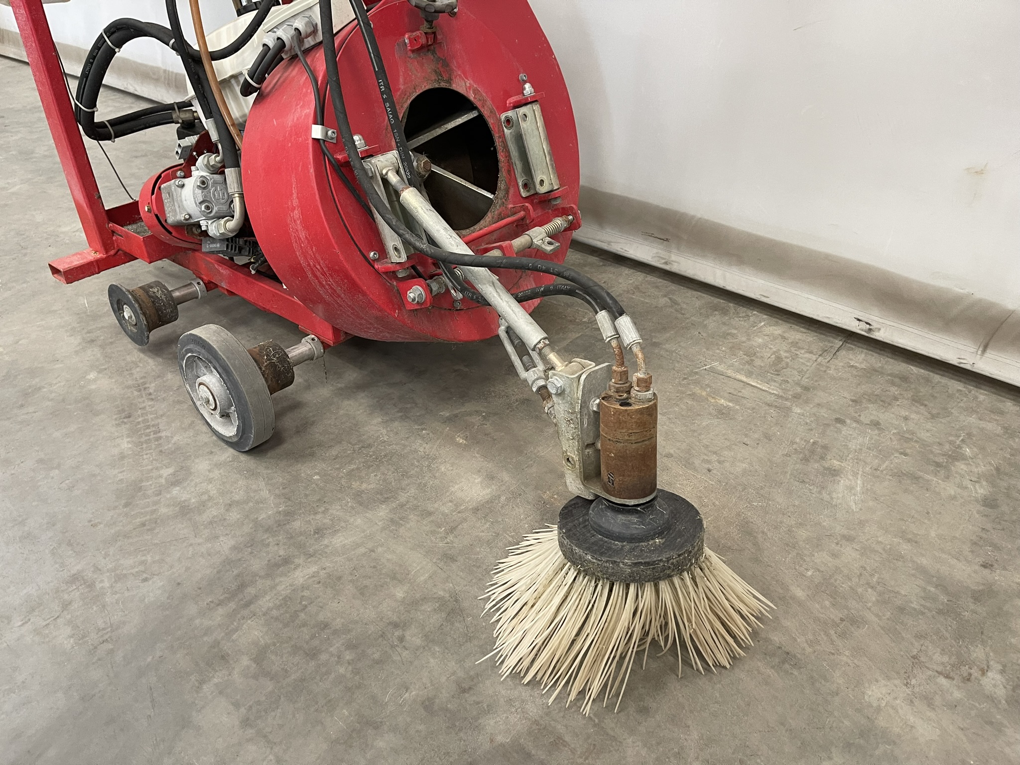 Leaf vacuum pipe rail trolley