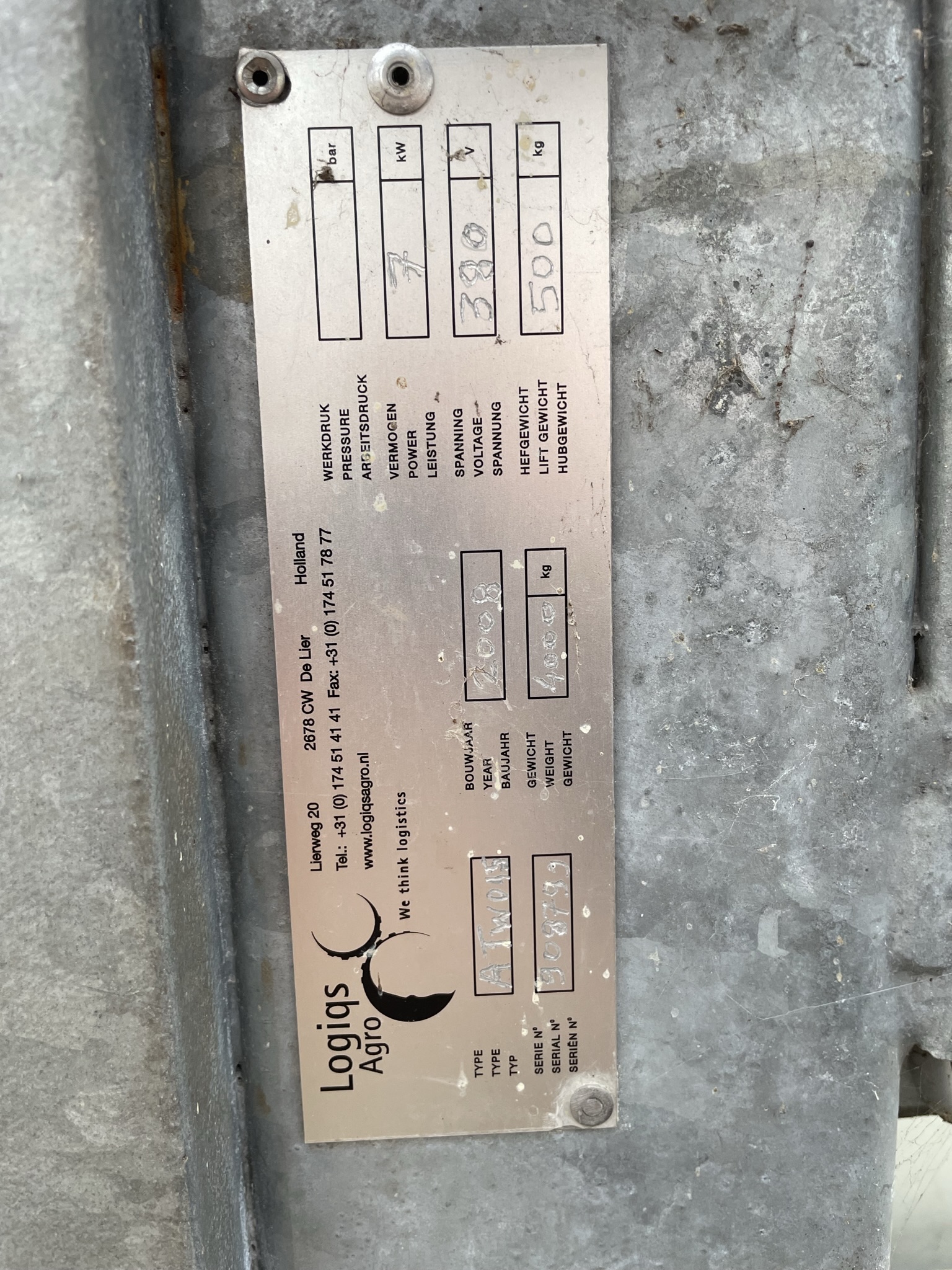 Automatic container transporter
