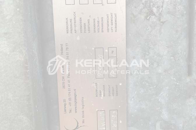 Automatic container transporter