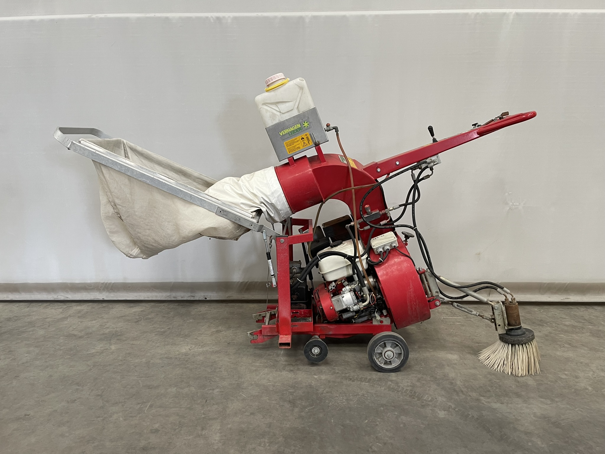 Leaf vacuum pipe rail trolley