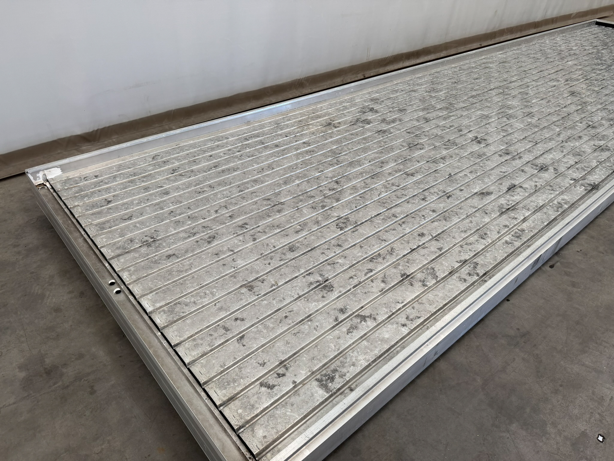 Aluminum mobile container with aluminium eb and flow bottom