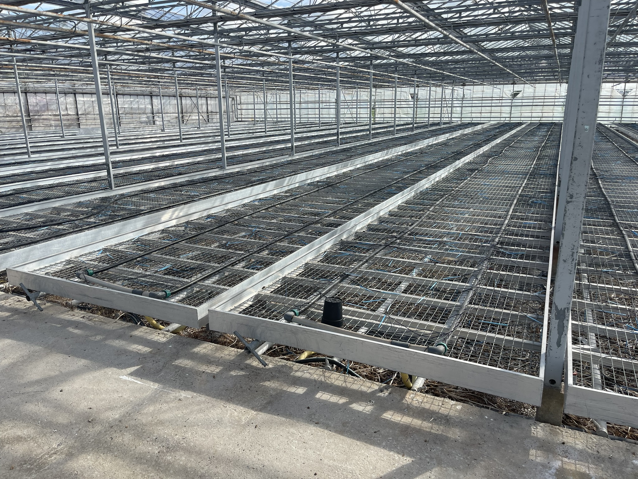 Aluminum fixed and rolling tables with mesh bottom 1.92x34.00m