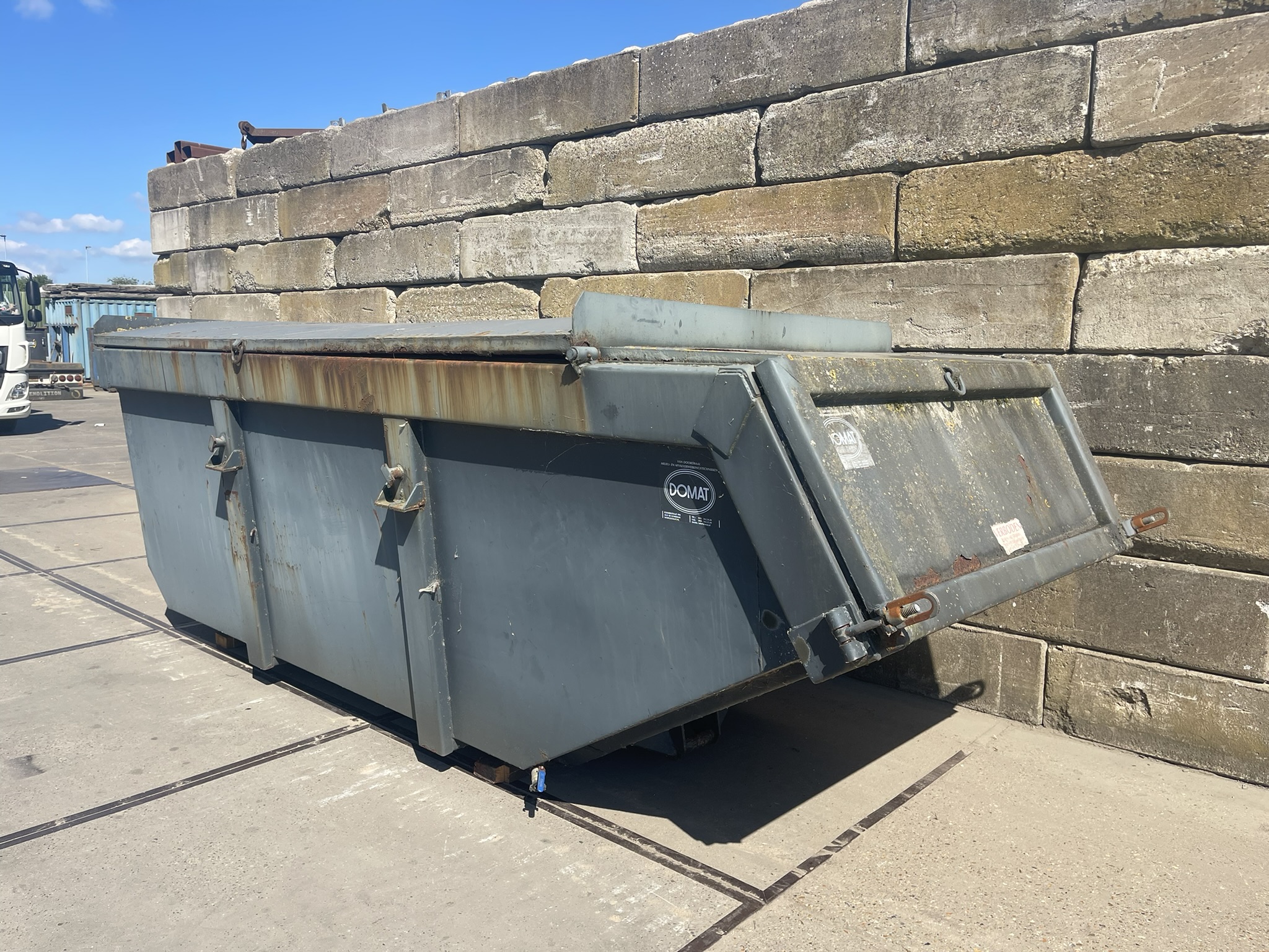 10 m³ container with hydraulic valve