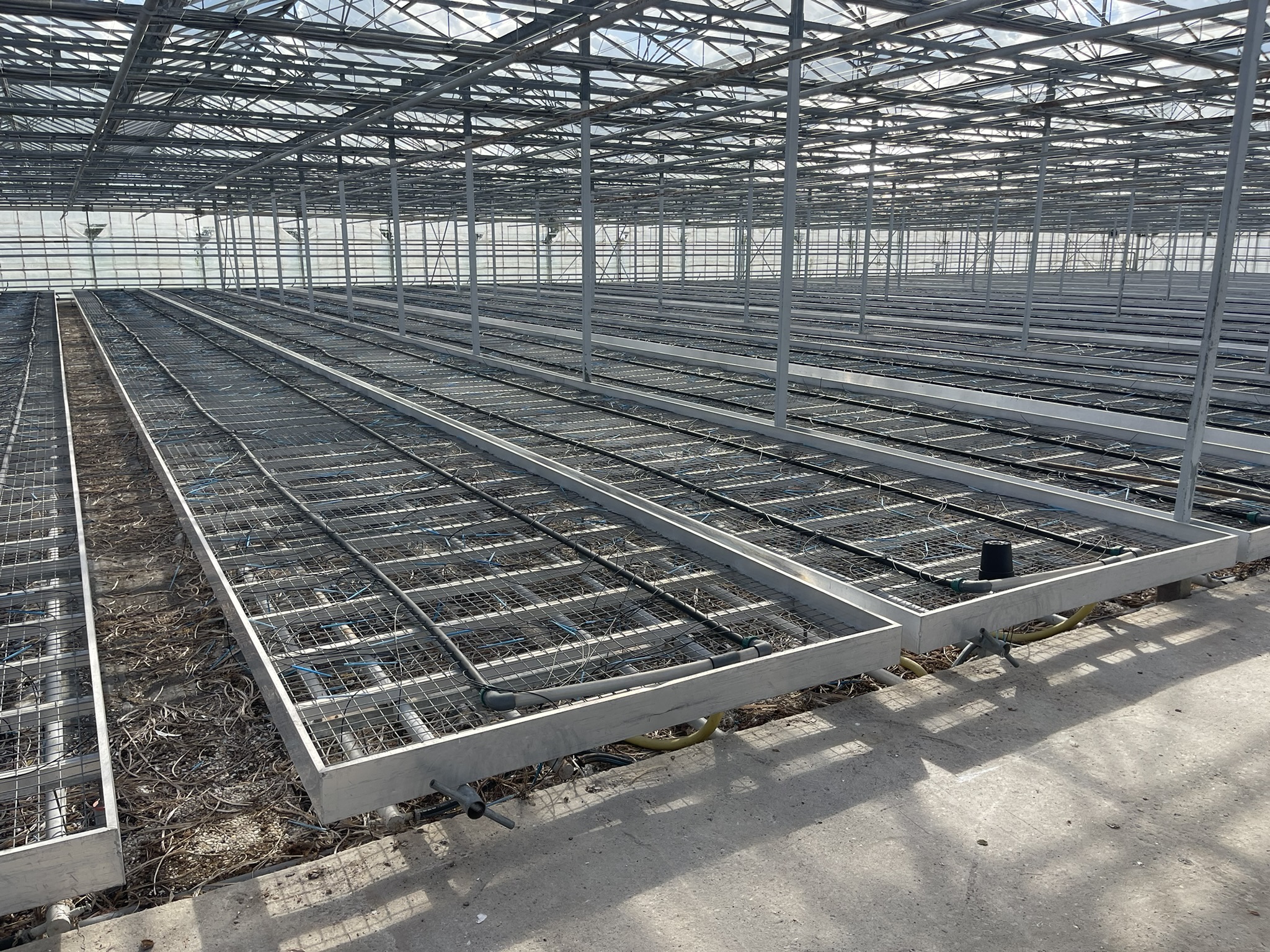 Aluminum fixed and rolling tables with mesh bottom 1.92x34.00m