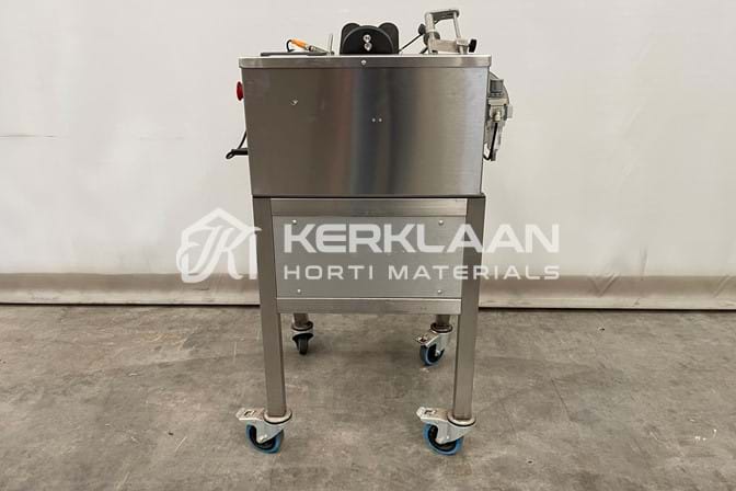 Semi-automatic labelling machine