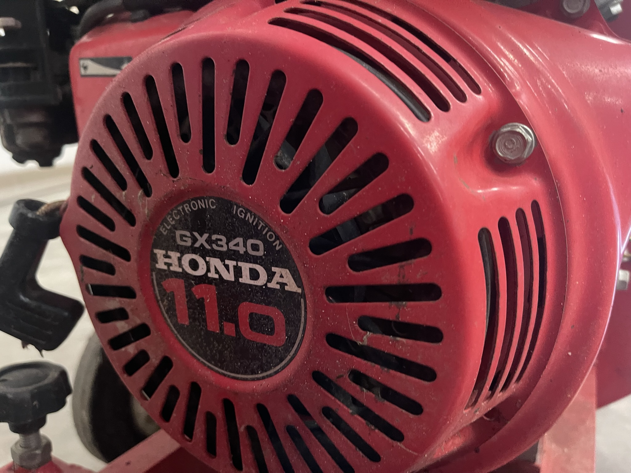 Leaf vacuum pipe rail trolley