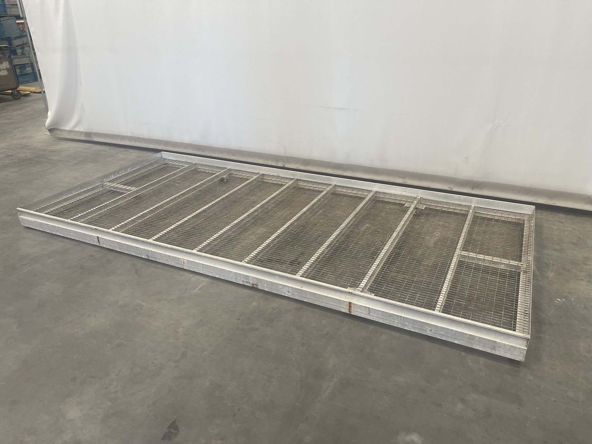 Aluminum rolling containers with mesh bottom