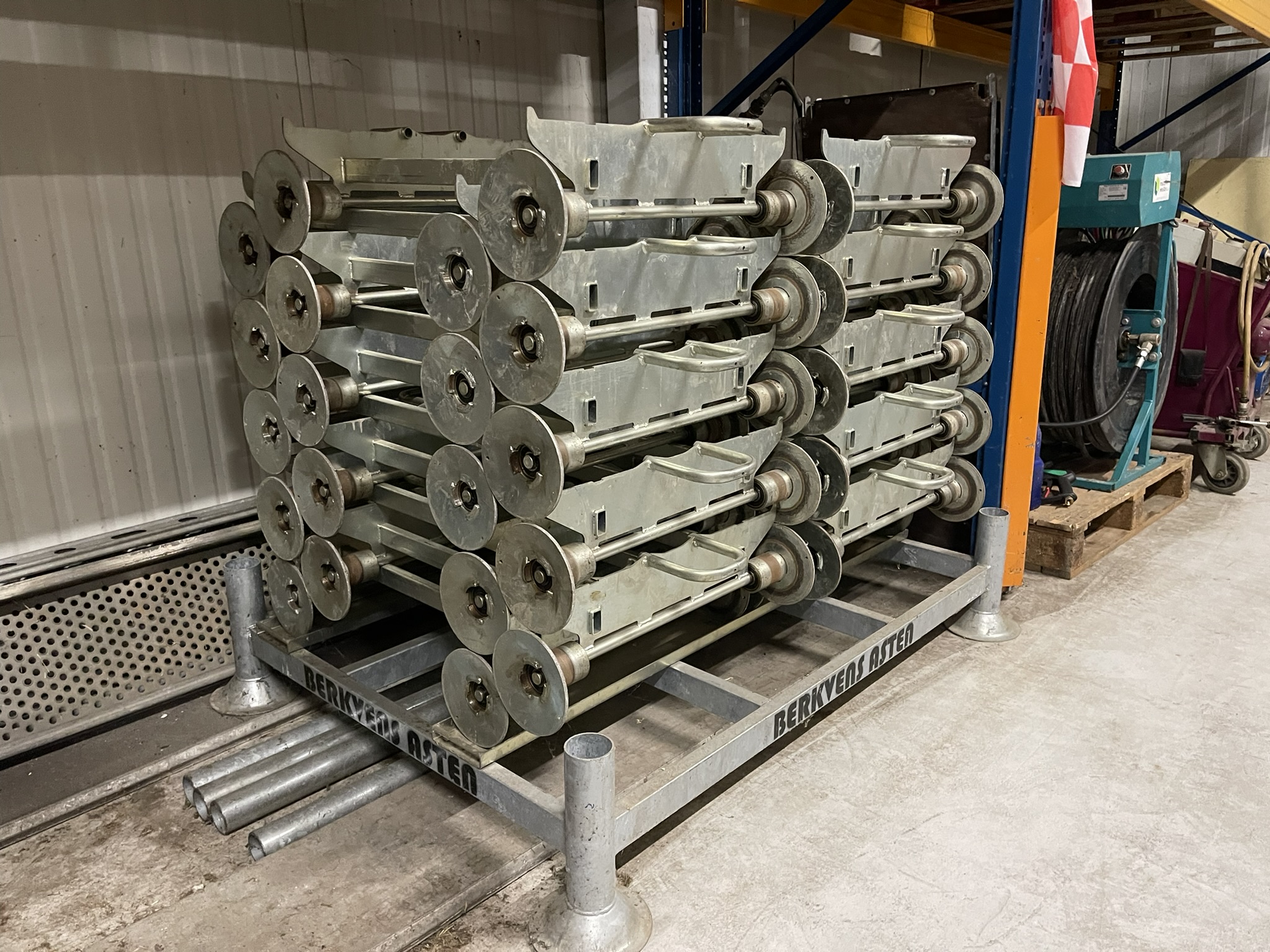 Pipe rail trolleys for Danish trolleys