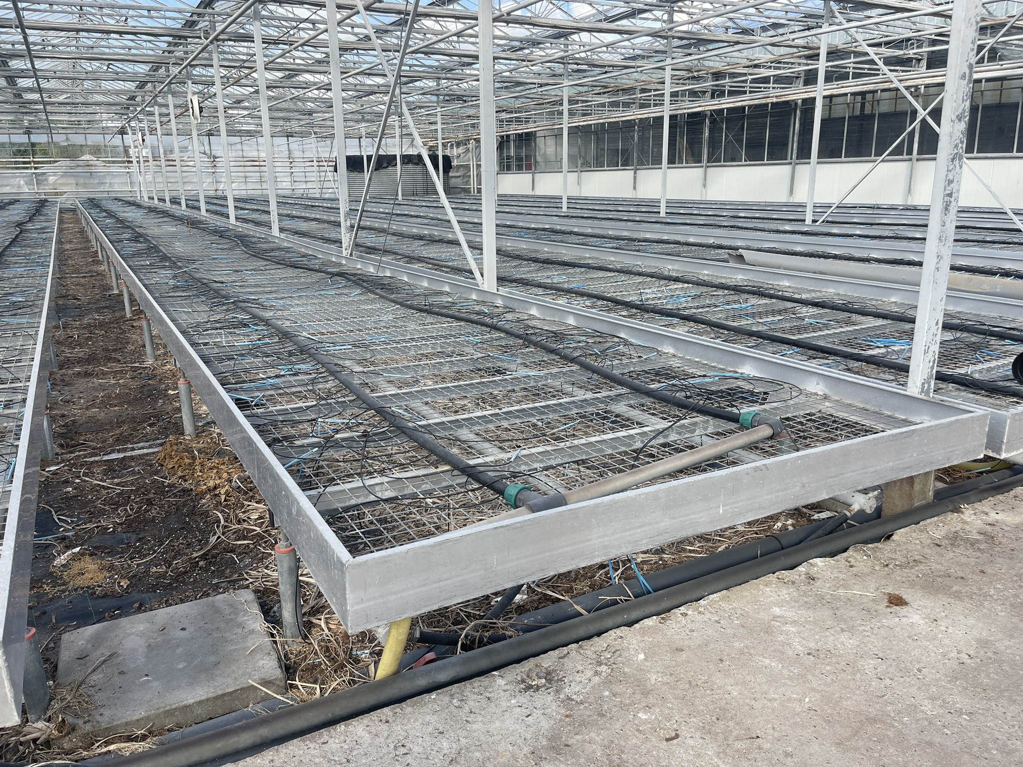 Aluminum fixed and rolling tables with mesh bottom 1.92x34.00m