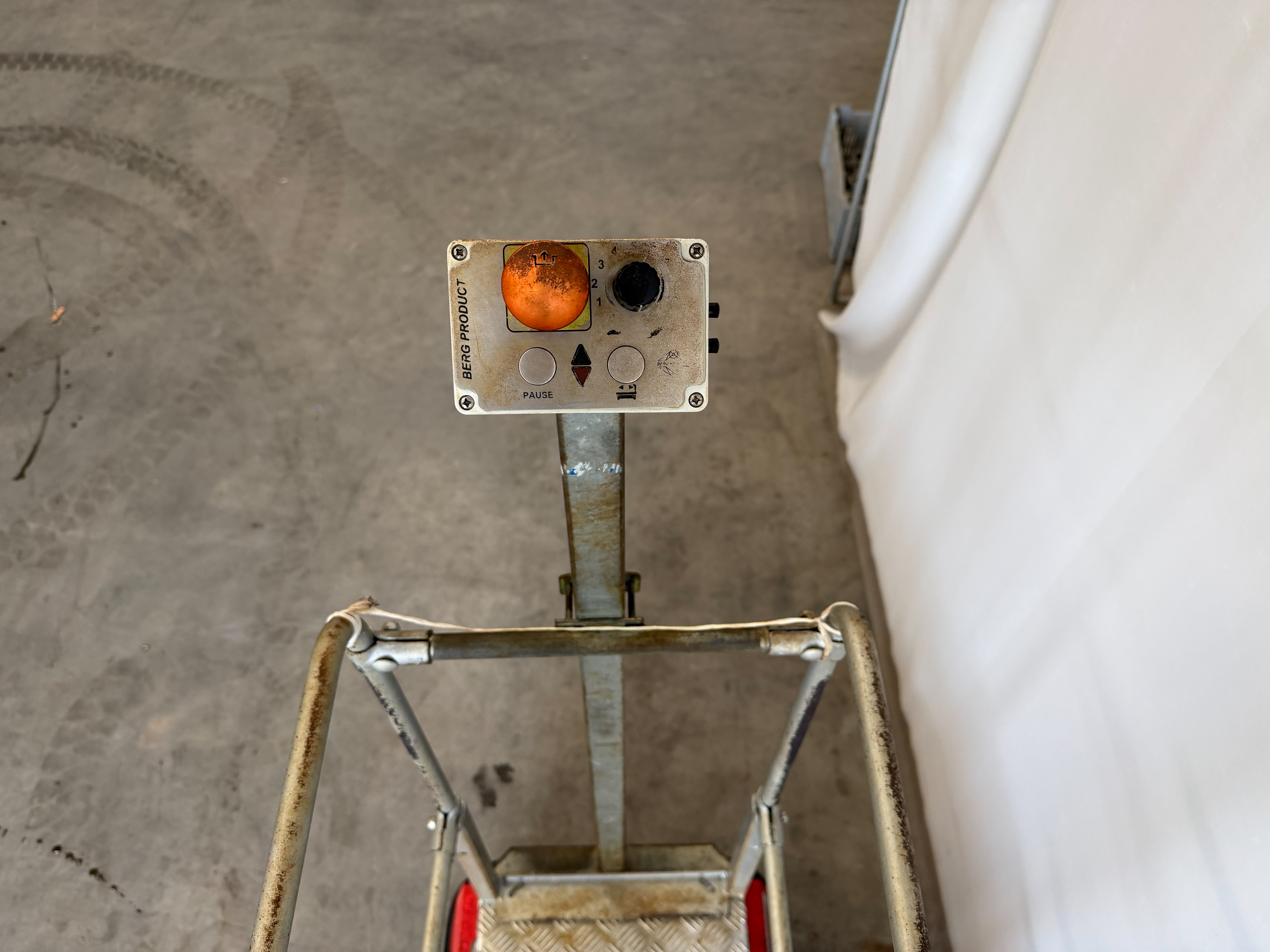 Berg pipe rail aerial worker