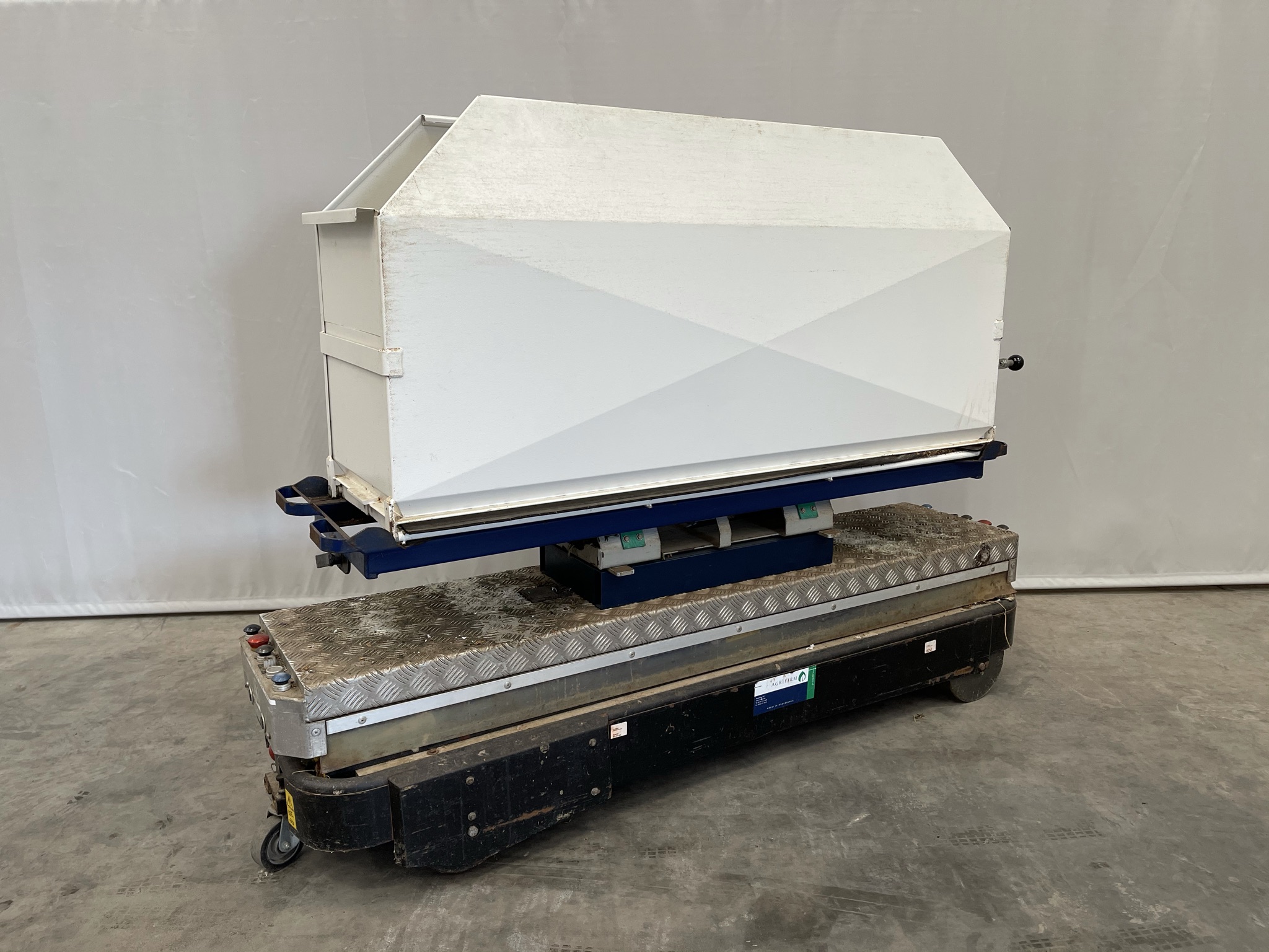 aerial work platforms including harvest bin