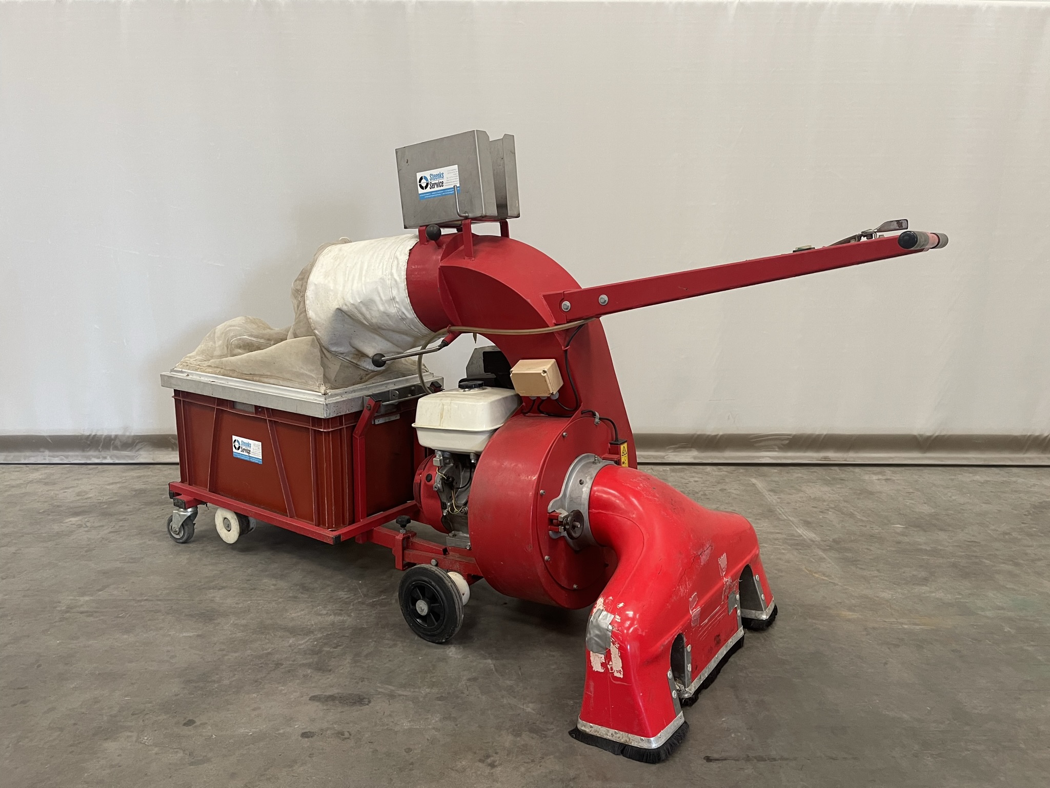 Leaf vacuum pipe rail trolley