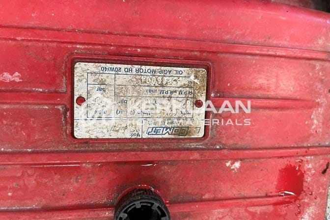 Pump unit for roll container conveyors