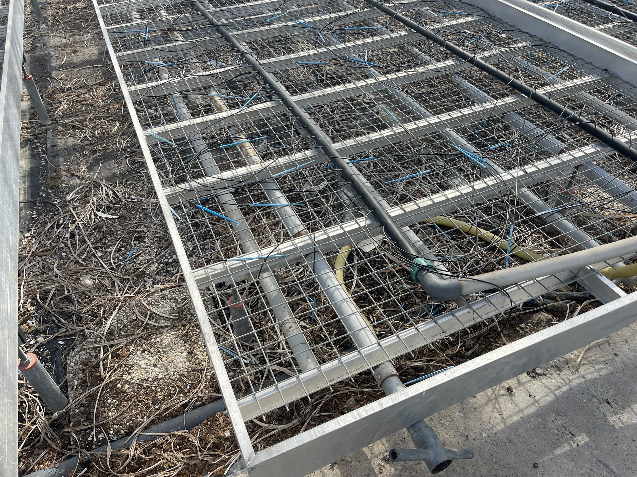 Aluminum fixed and rolling tables with mesh bottom 1.92x34.00m