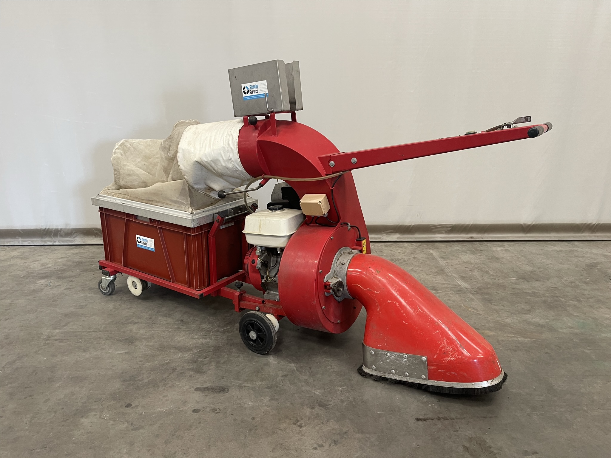 Leaf vacuum pipe rail trolley