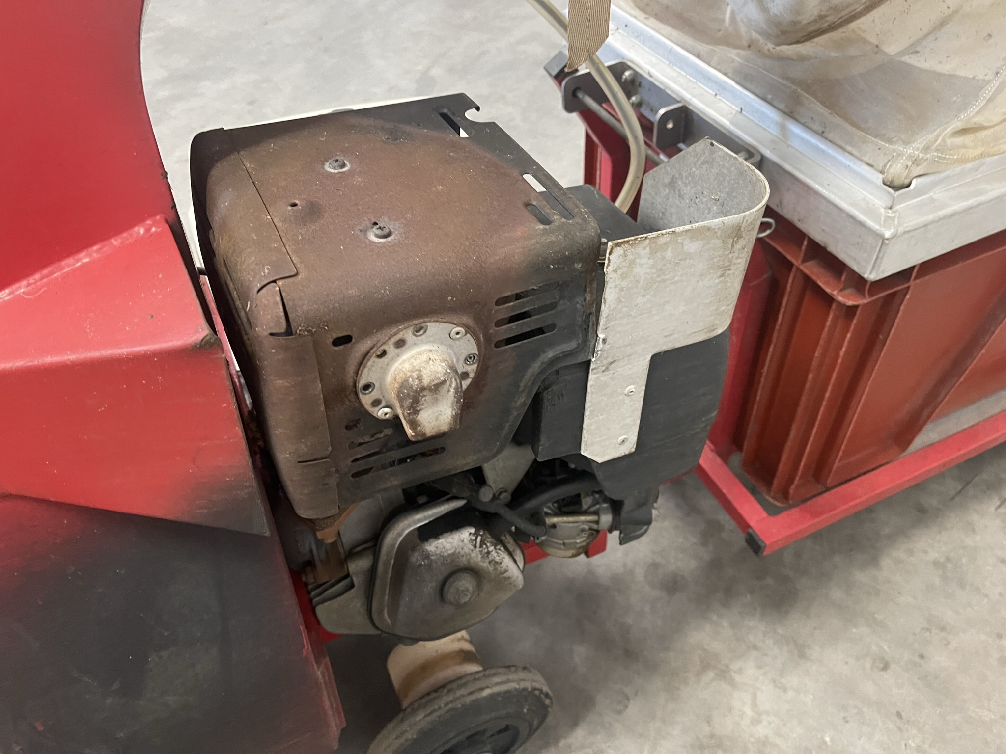 Leaf vacuum pipe rail trolley