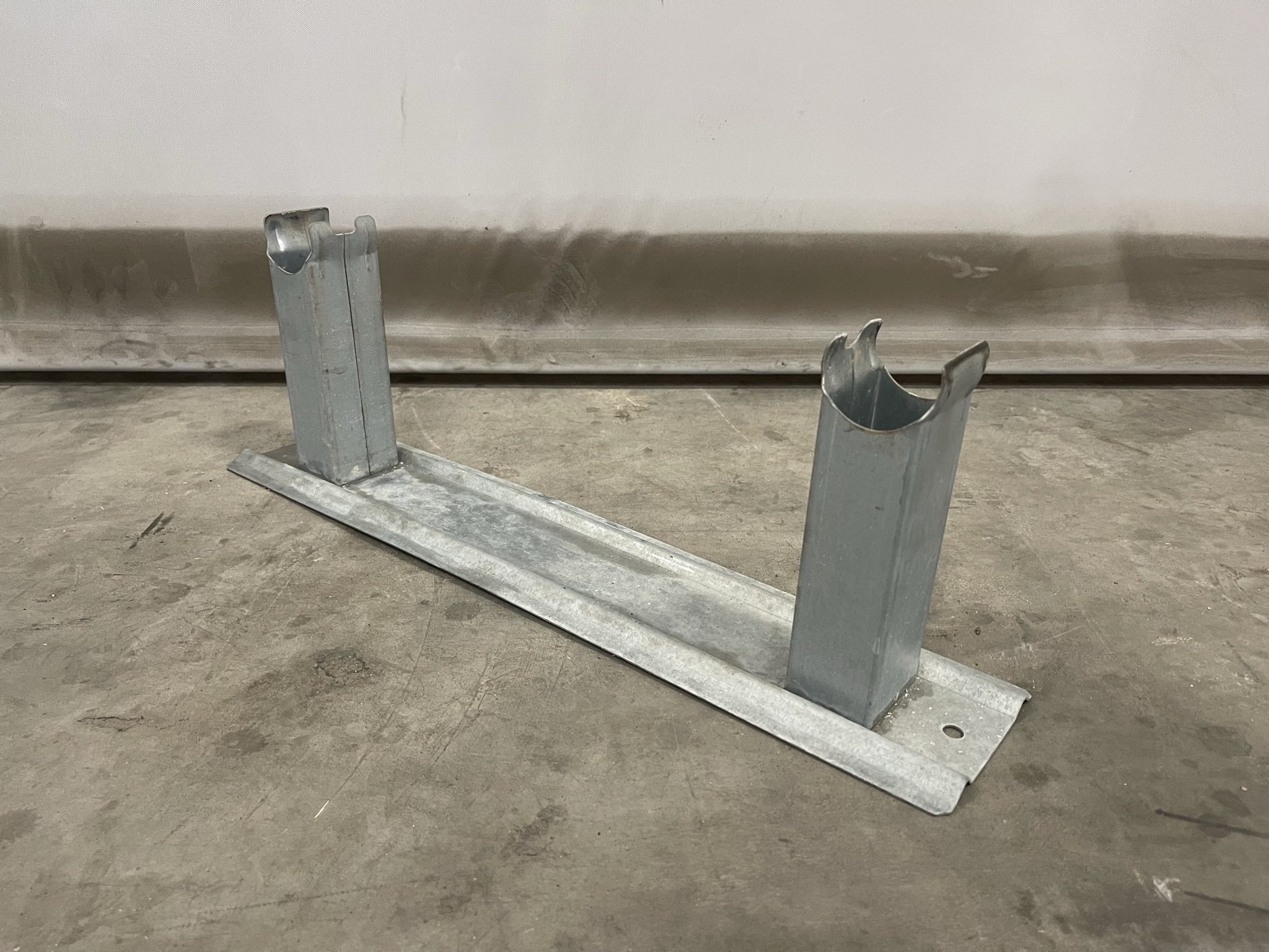 Pipe rail supports clamped 150 mm