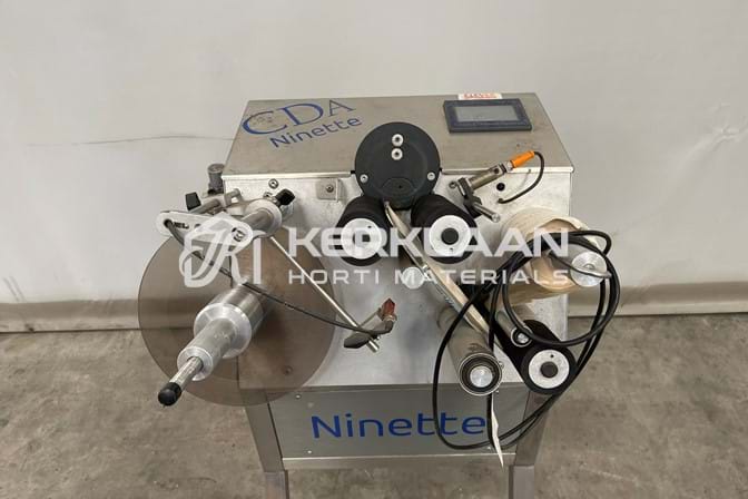 Semi-automatic labelling machine