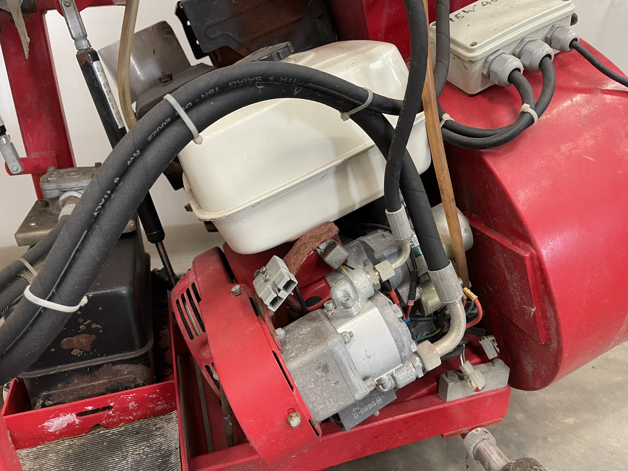 Leaf vacuum pipe rail trolley