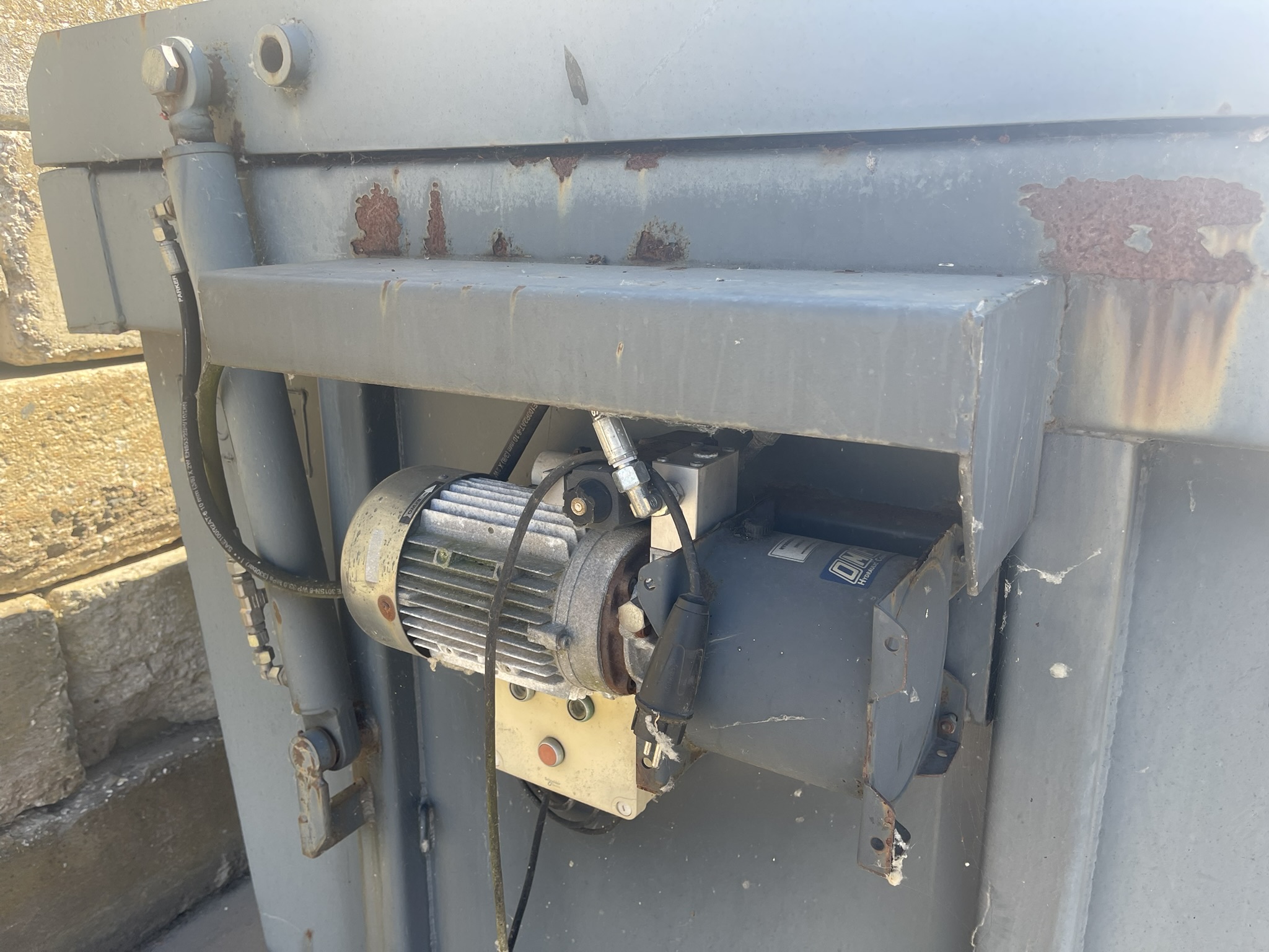 10 m³ container with hydraulic valve