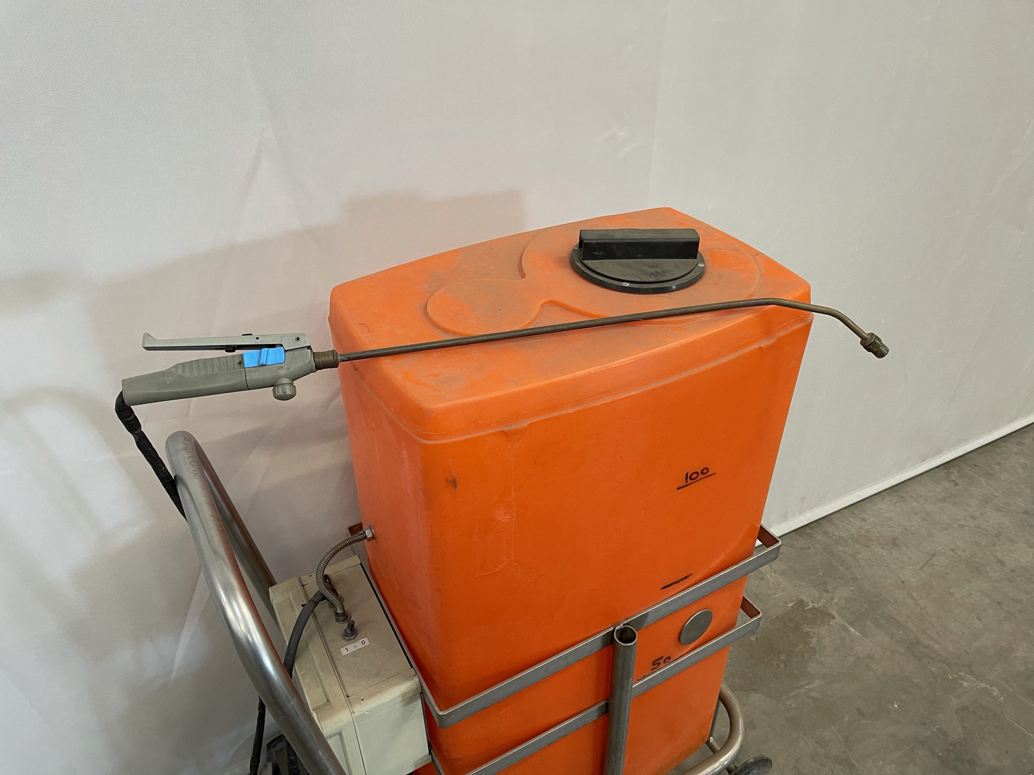 Pipe rail spray cart