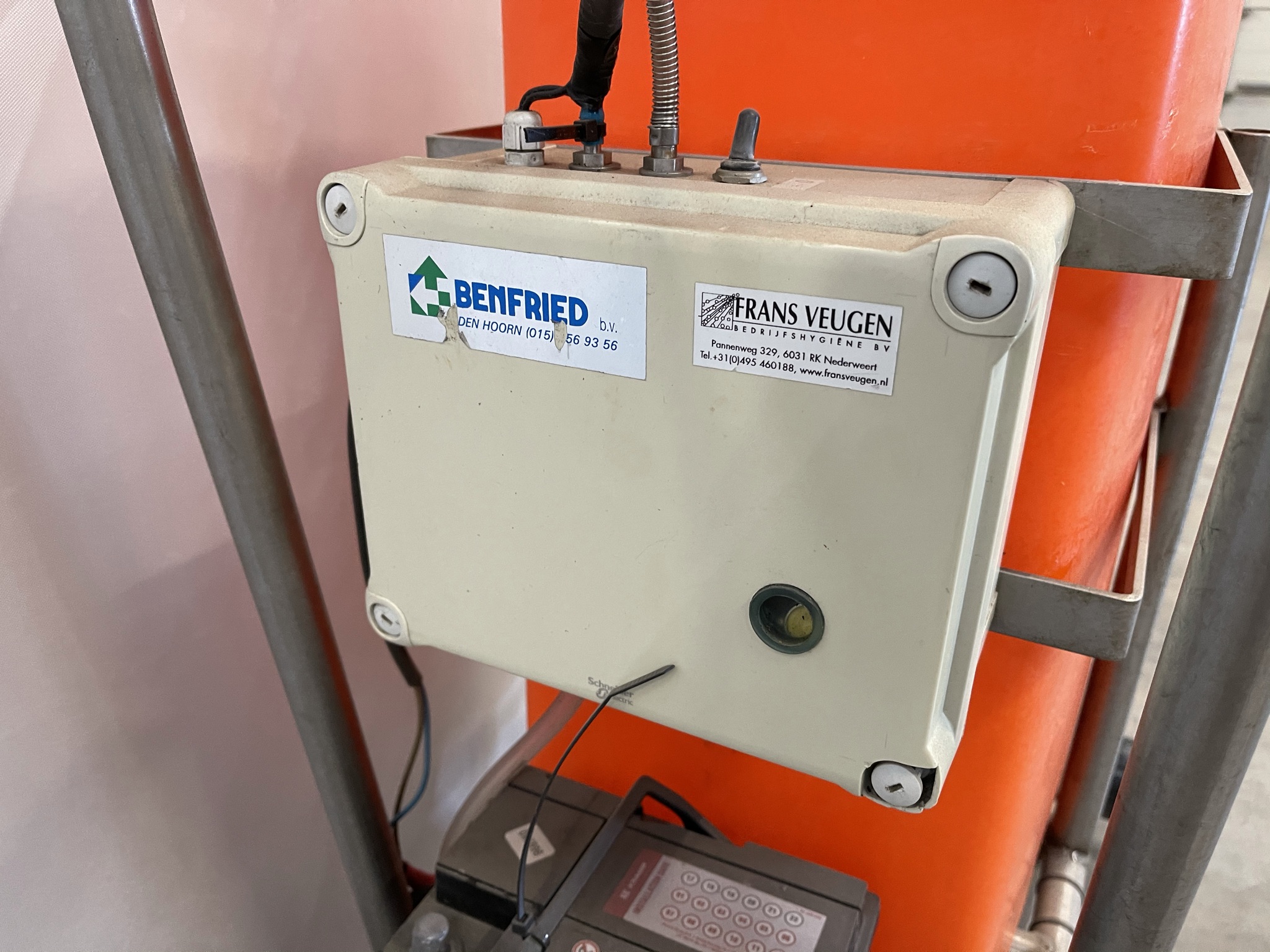 Pipe rail spray cart