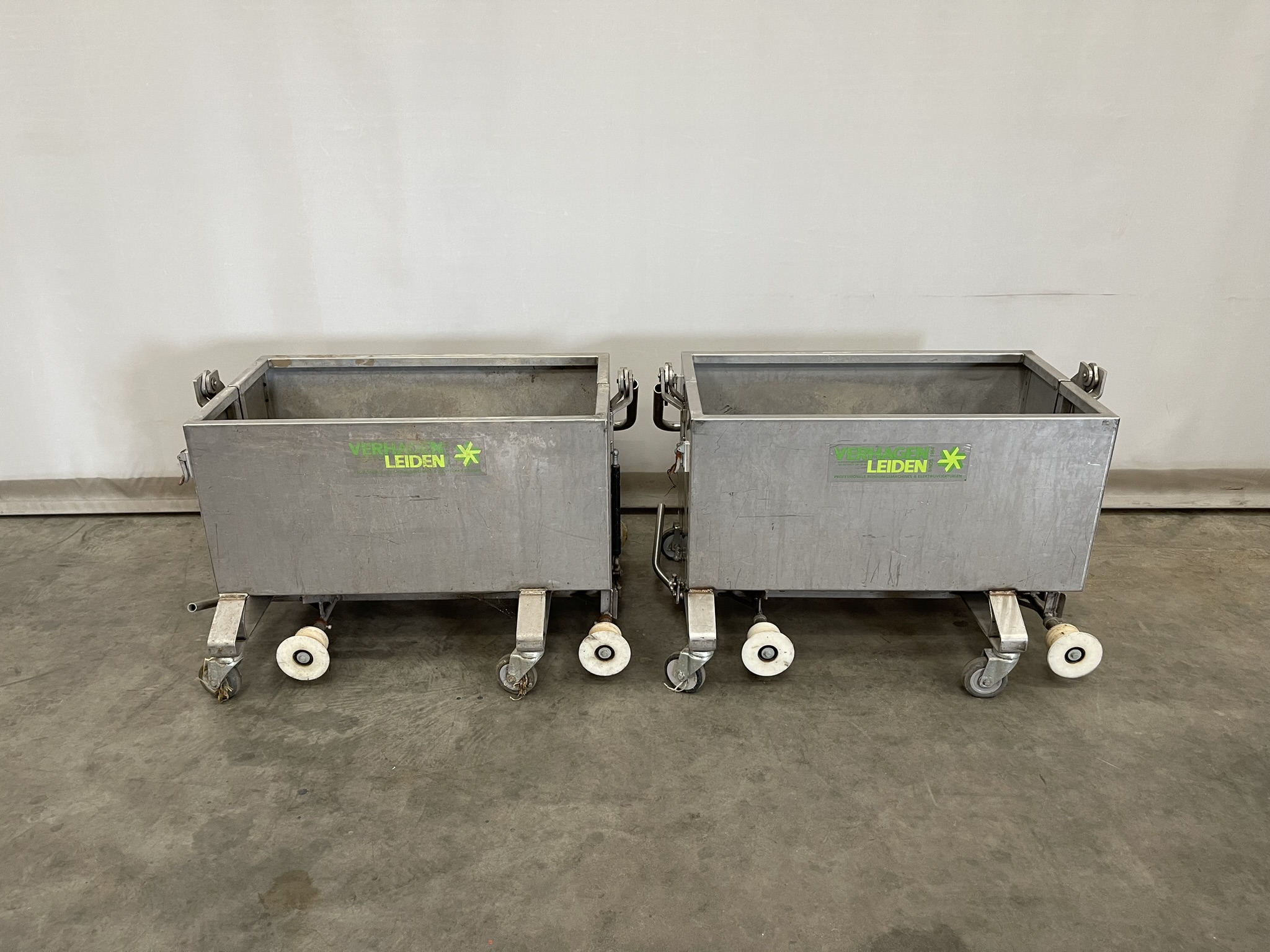 Leaf vacuum pipe rail trolley