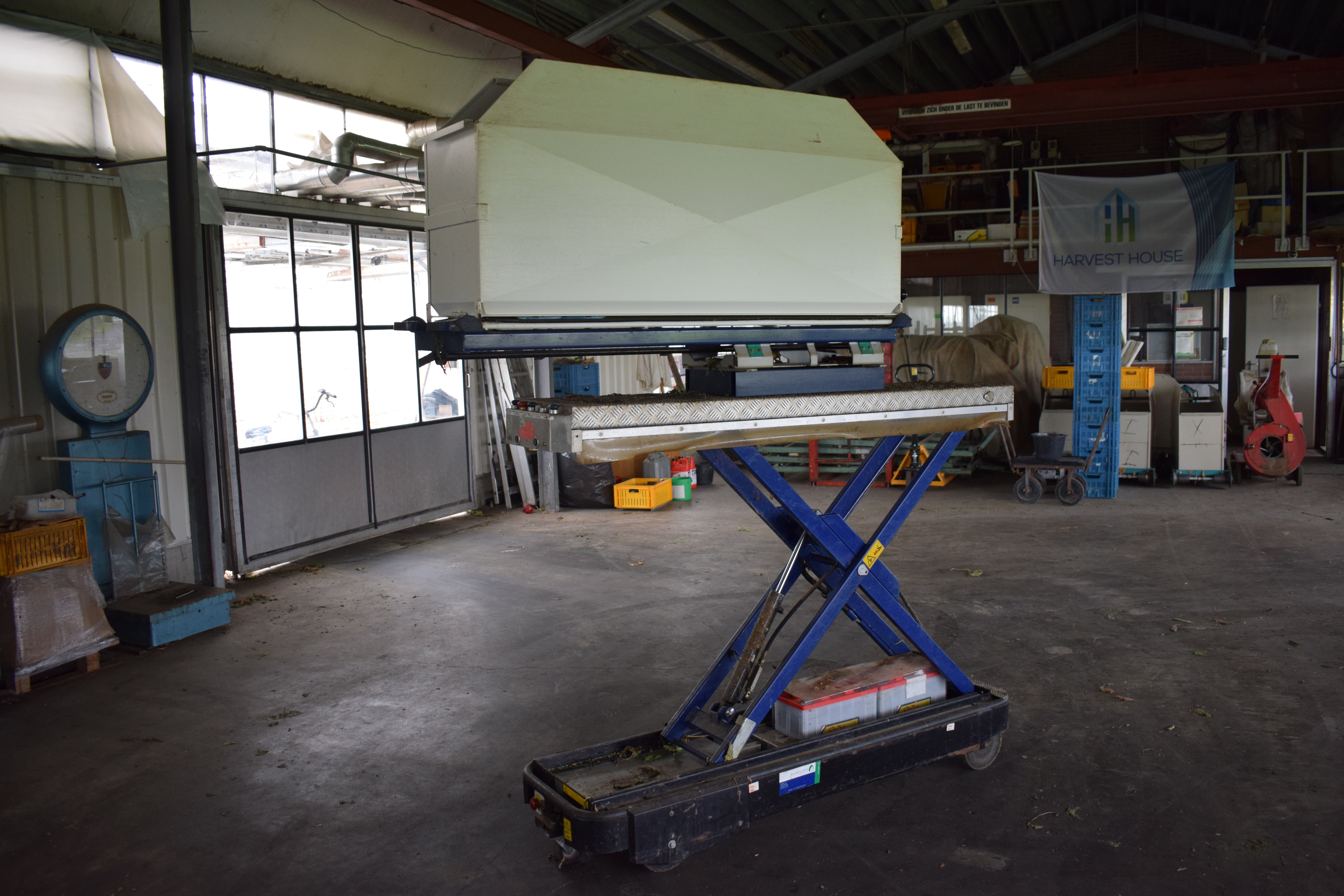 aerial work platforms including harvest bin