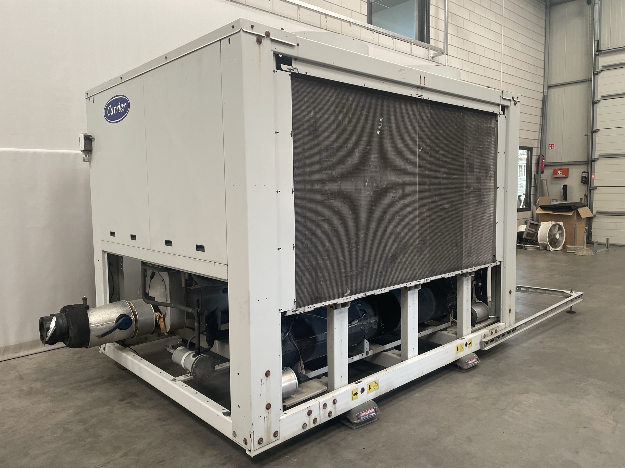 Carrier cooling installation