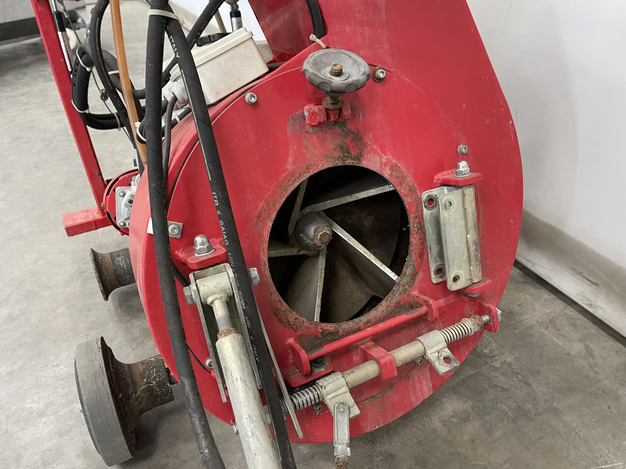 Leaf vacuum pipe rail trolley